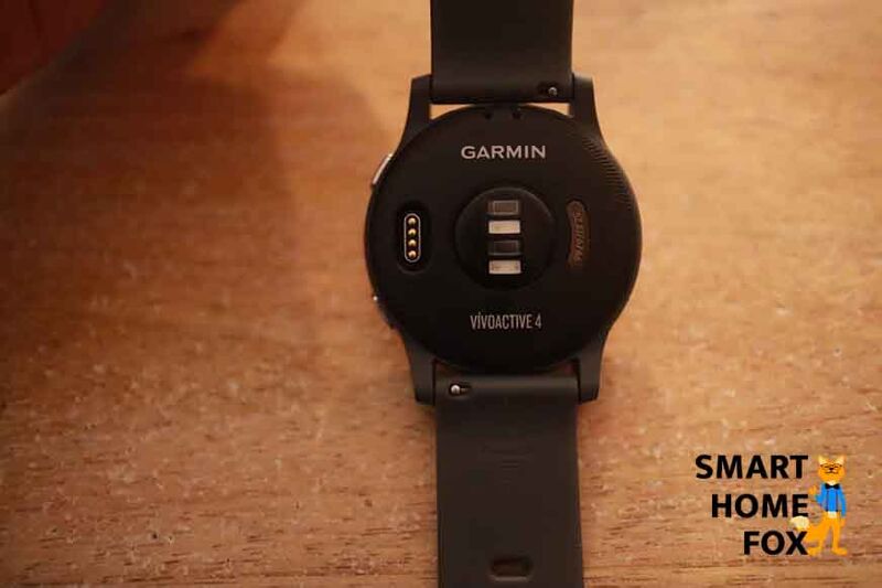 Man sieht die Sensoren der Garmin vivoactive 4.